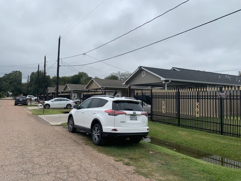 More Photos Of 1620 Lone Oak Rd, Houston Apartments For Sale