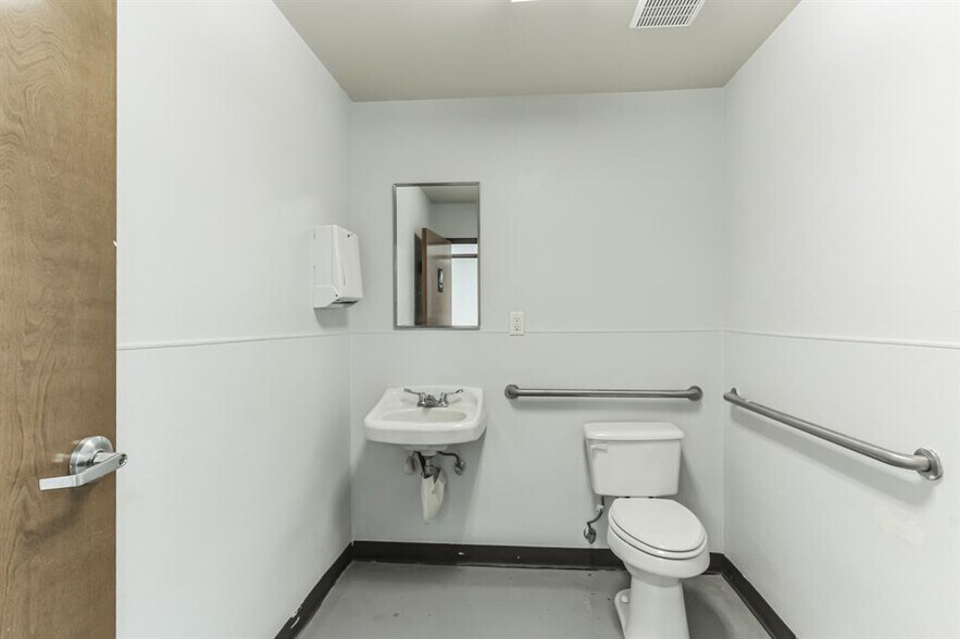 More Photos Of 425 Round Rock West Dr, Round Rock Light Distribution For Lease