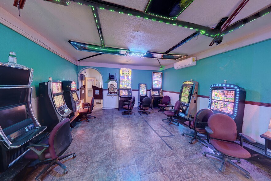 More Photos Of 200 W Murphy St, Alpine Flex For Sale