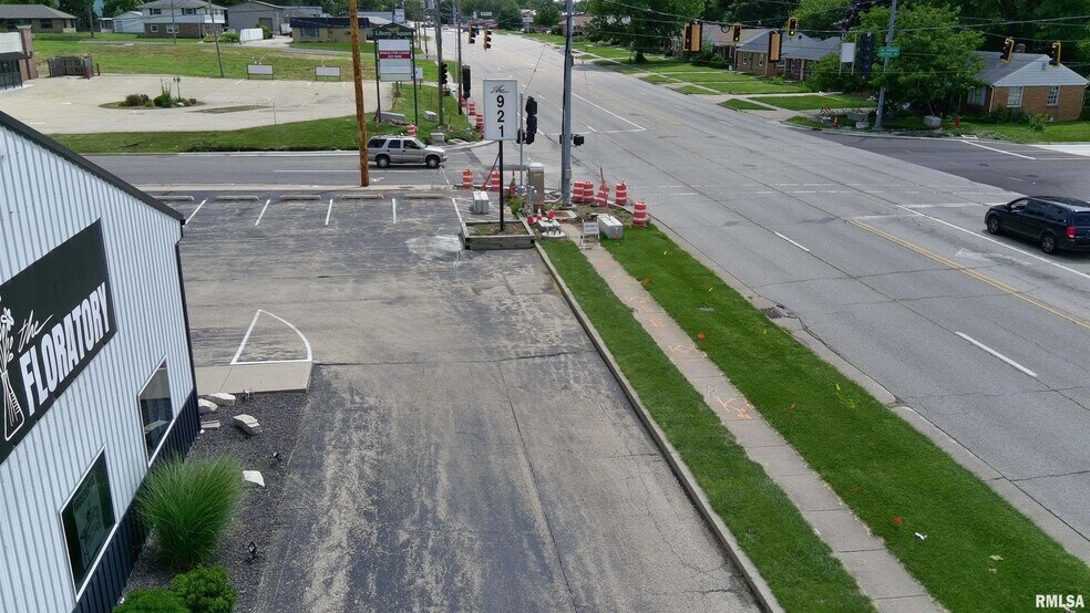 More Photos Of 921 E War Memorial Dr, Peoria Heights General Retail For Lease