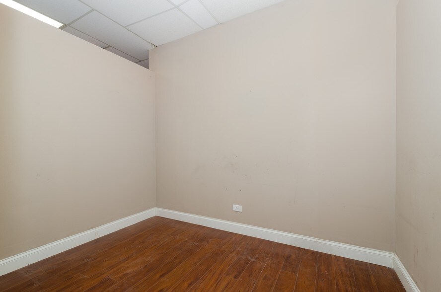 More Photos Of 9517-9519 N Milwaukee Ave, Niles Unknown For Lease