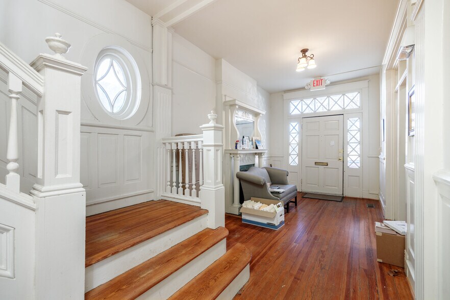 More Photos Of 1431 W Main St, Richmond Office For Lease