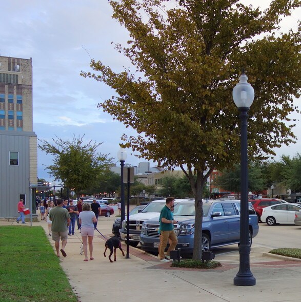 More Photos Of 208 N Bryan Ave, Bryan Office Residential For Lease