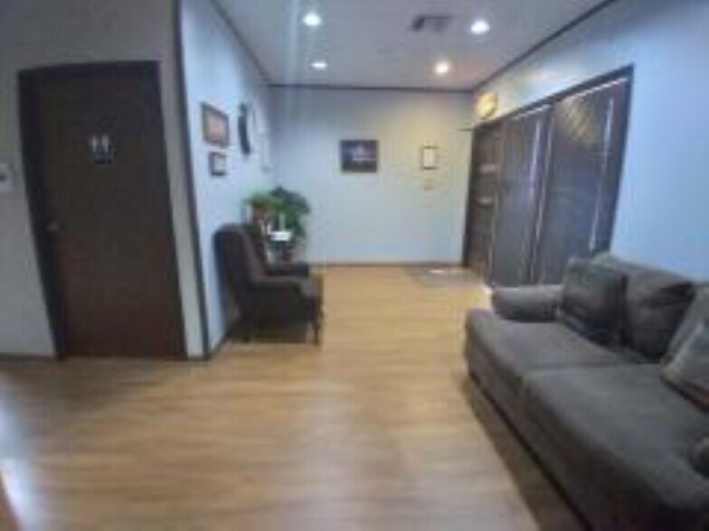 More Photos Of 215 Dalton Dr, DeSoto Office Residential For Lease