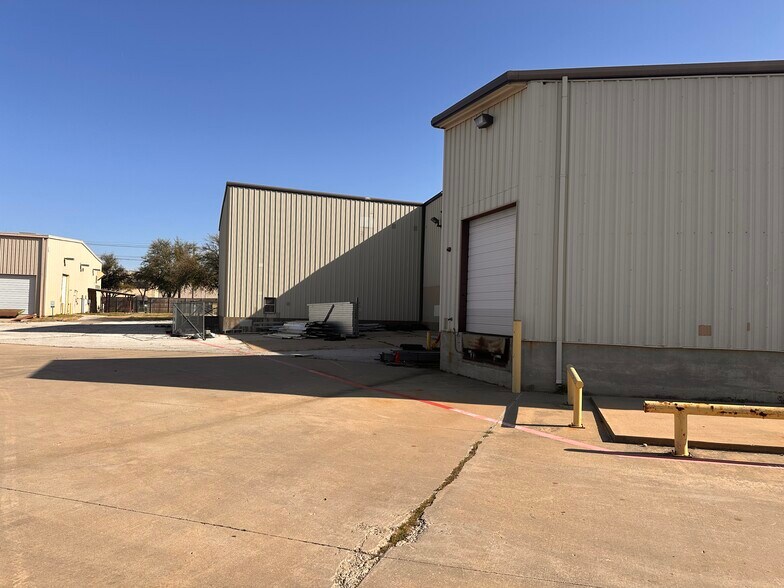 More Photos Of 418 E Jones St, Lewisville Manufacturing For Lease