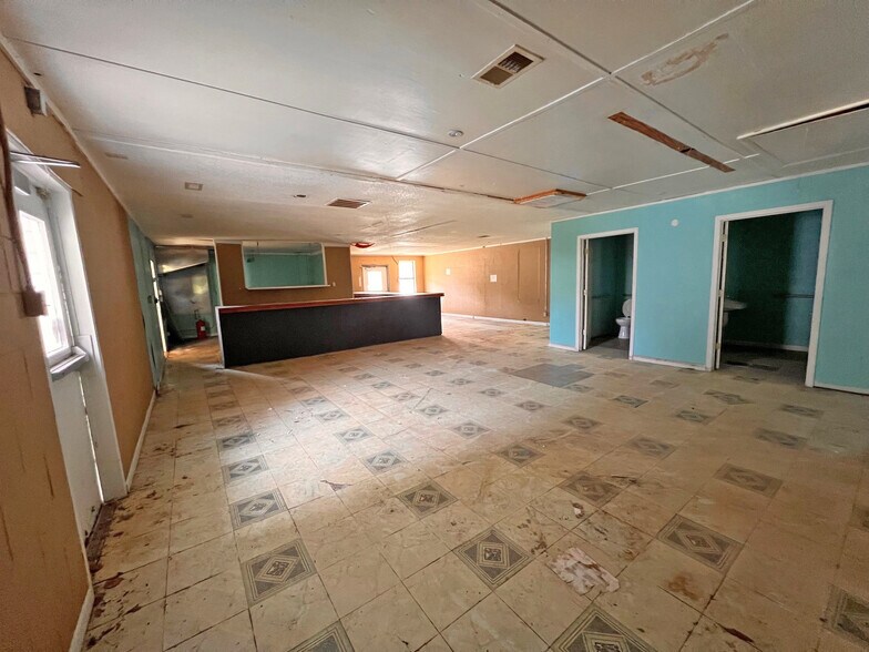 More Photos Of 3268 - 3244 River Fork Rd, Waterloo Bar For Sale