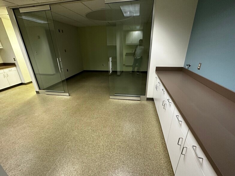 More Photos Of 750 Holiday Dr, Pittsburgh Office Residential For Lease