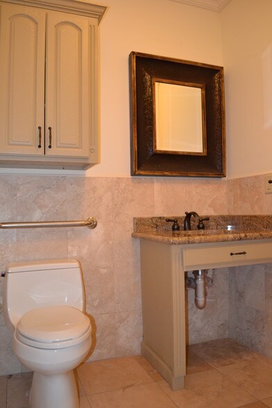 More Photos Of 154 N Festival Dr, El Paso Office For Sale