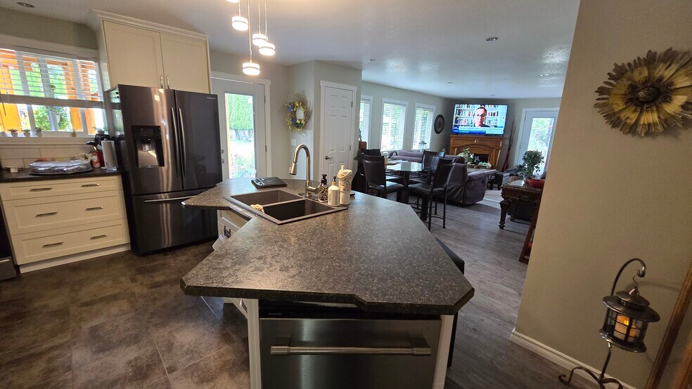More Photos Of 101 Oak St, Fauquier Hotel For Sale