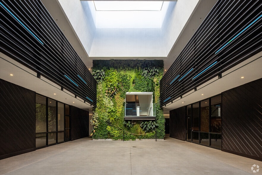 More Photos Of 19500-19510 Ventura Blvd, Tarzana Medical For Lease