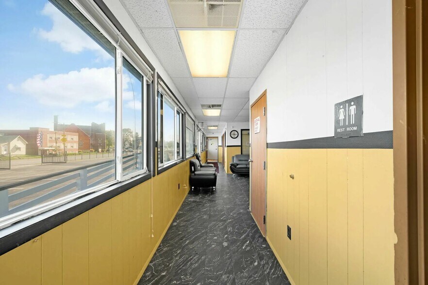 More Photos Of 736 Woodville Rd, Toledo Auto Dealership For Lease