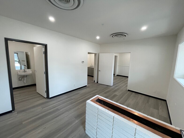 More Photos Of 1811 W Magnolia Blvd, Burbank Office For Lease