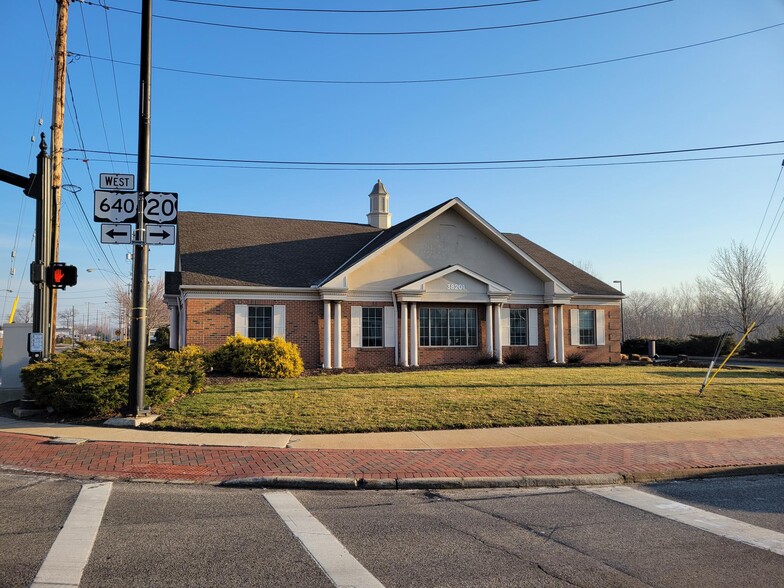 Primary Photo Of 38201 Erie St, Willoughby Bank For Lease