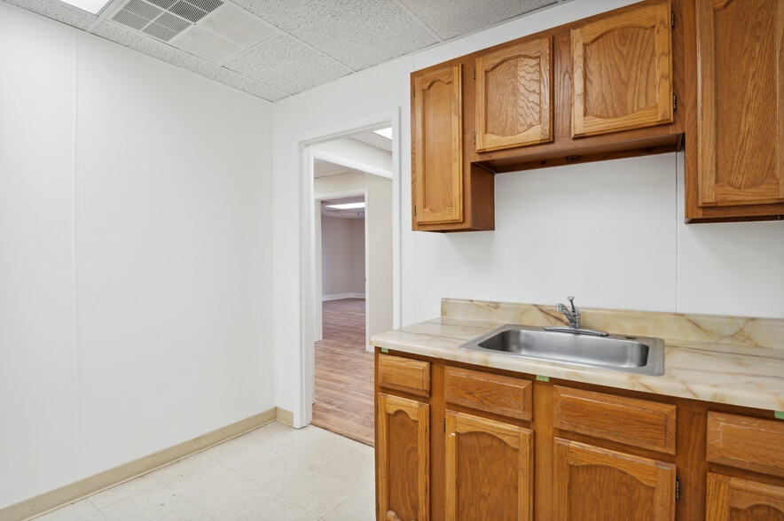 More Photos Of 32 Germay Dr, Wilmington Warehouse For Lease