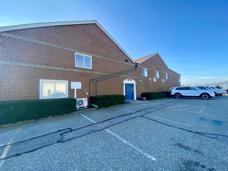 More Photos Of 1676 E Main Rd, Portsmouth Office For Lease