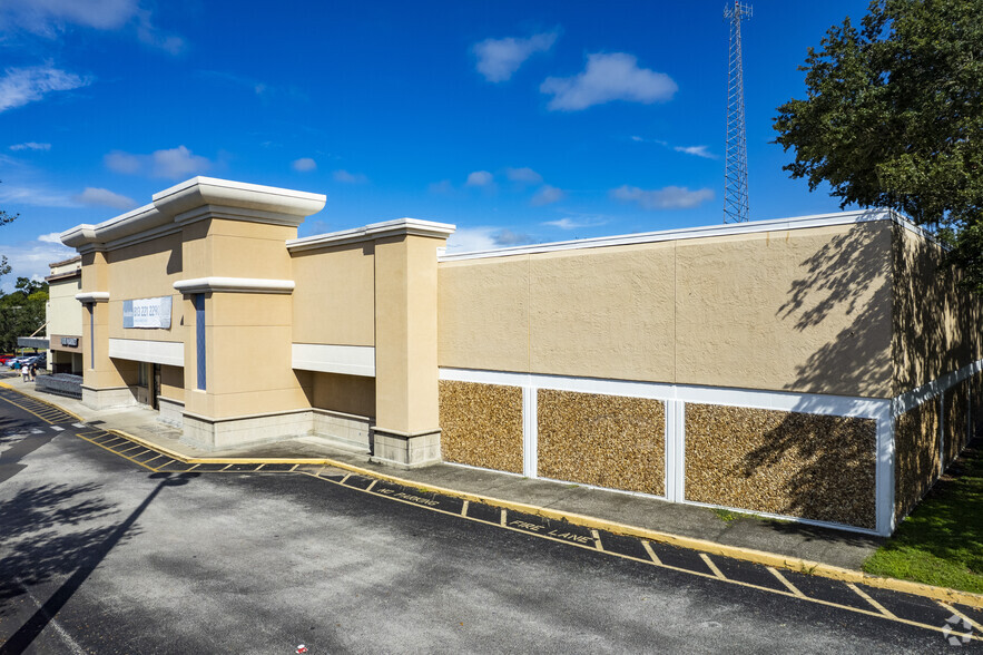 Primary Photo Of 610-620 E Brandon Blvd, Brandon Supermarket For Lease