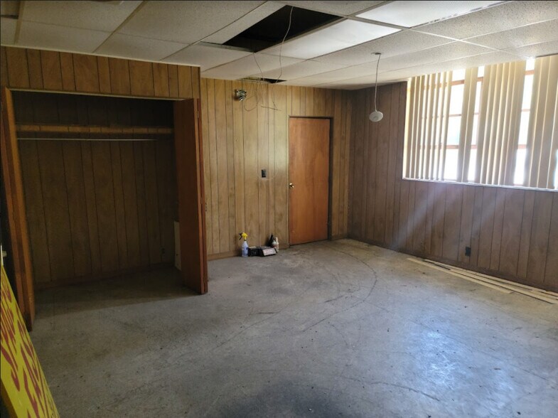 More Photos Of 1900 E Holland Ave, Saginaw Warehouse For Sale