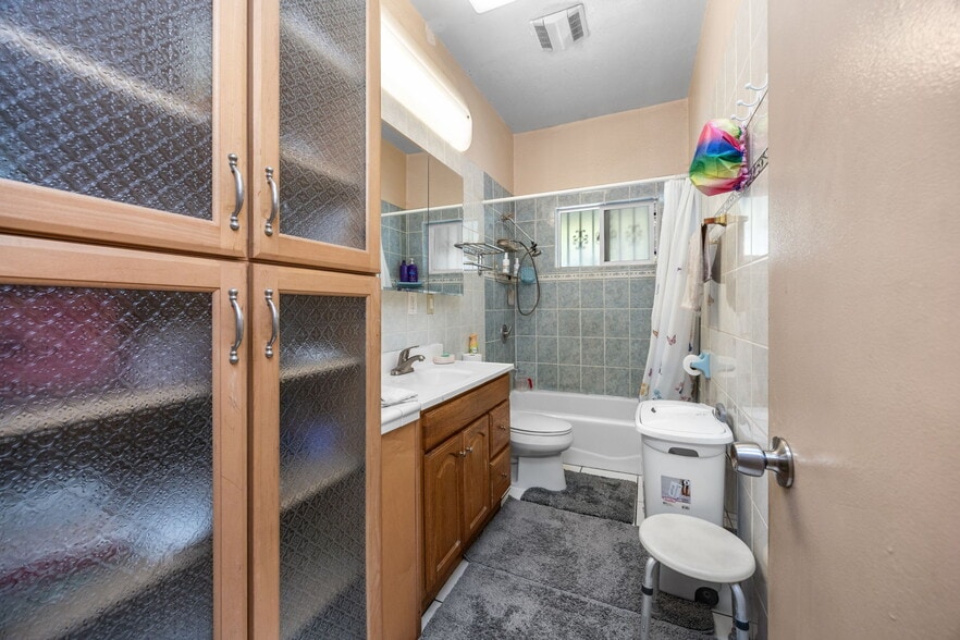 More Photos Of 451 E Vernon Ave, Los Angeles Hotel For Sale