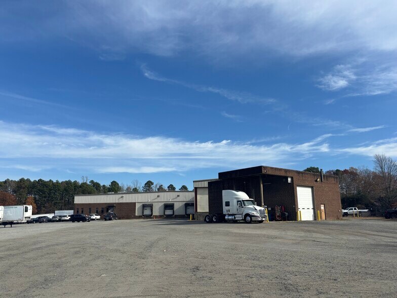 More Photos Of 10028 Metromont Industrial Blvd, Charlotte Warehouse For Lease