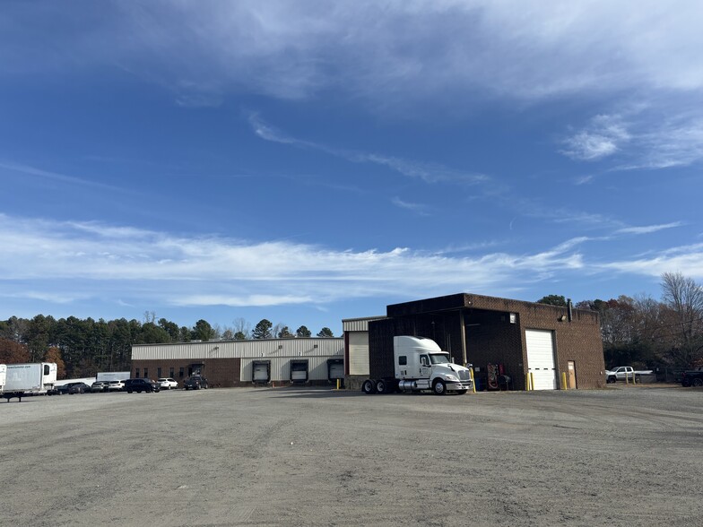 More Photos Of 10028 Metromont Industrial Blvd, Charlotte Warehouse For Lease