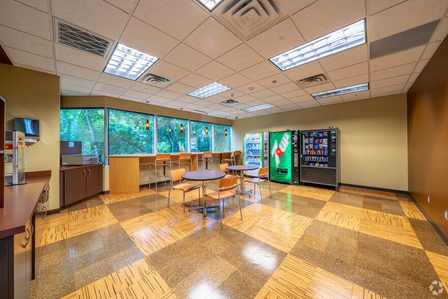 More Photos Of 605 US-169, Plymouth Medical For Lease