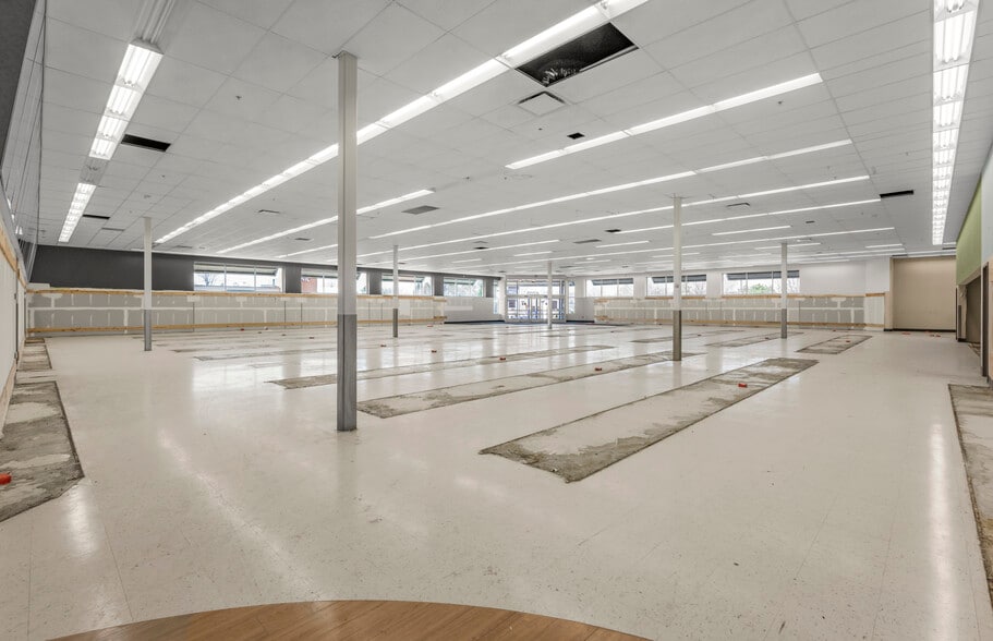 More Photos Of 4205-4225 Egan Dr, Savage Drugstore For Lease