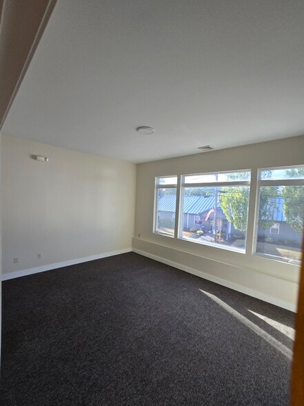 More Photos Of 24 Market Sq, South Paris Office For Sale