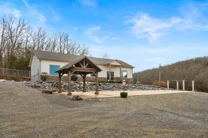 More Photos Of 1915 Walkers Trl, Conway General Retail For Sale