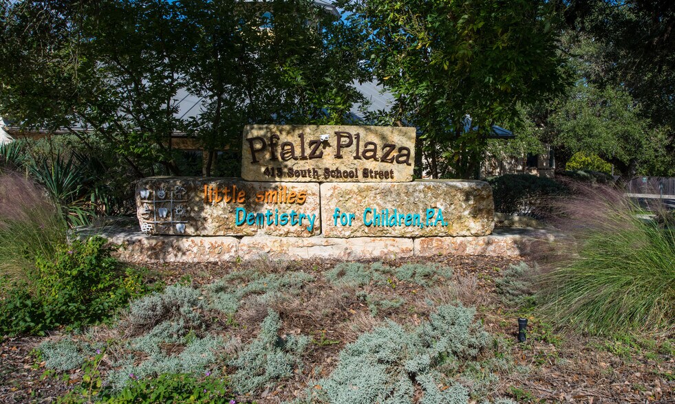 More Photos Of 415 S School St, Boerne Office For Lease