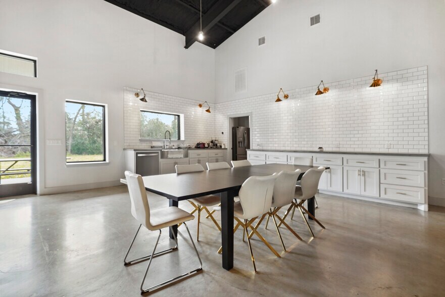 More Photos Of 12726 Moon Rd, Willis Loft Creative Space For Sale