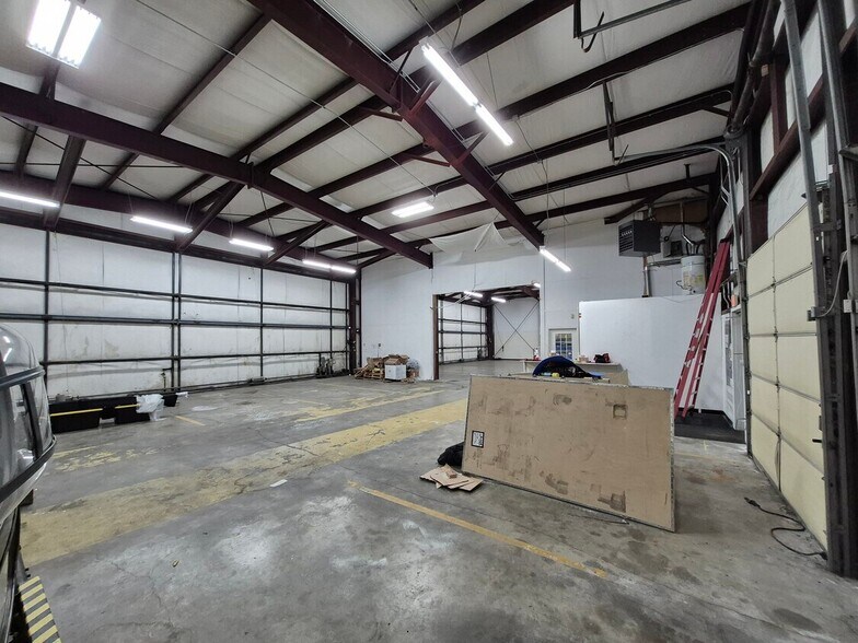 More Photos Of 15426 Airport Dr, Burlington Airplane Hangar For Lease