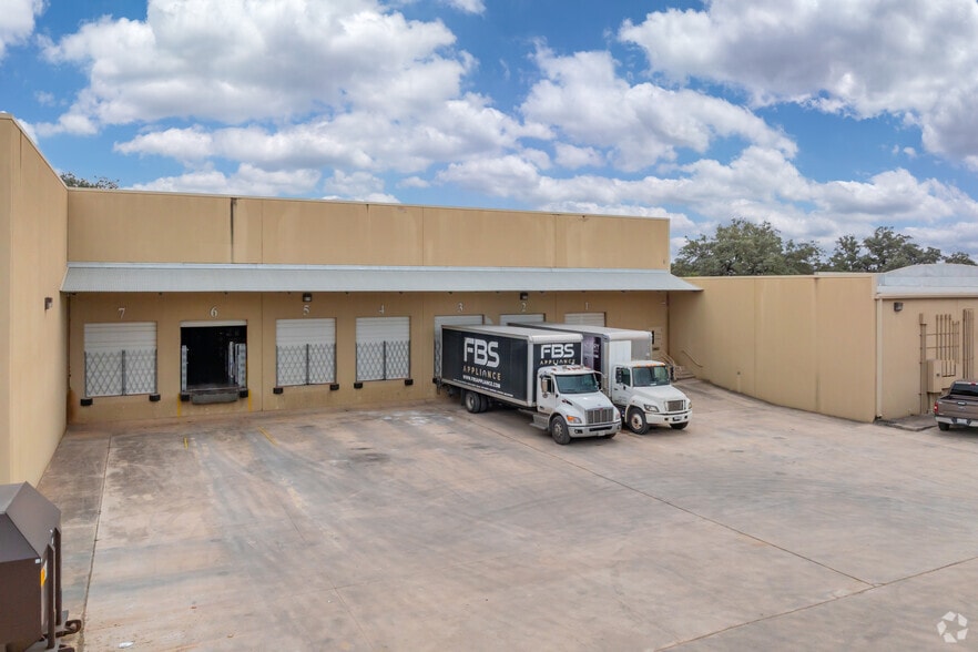 More Photos Of 17114 Classen Rd, San Antonio Flex For Lease