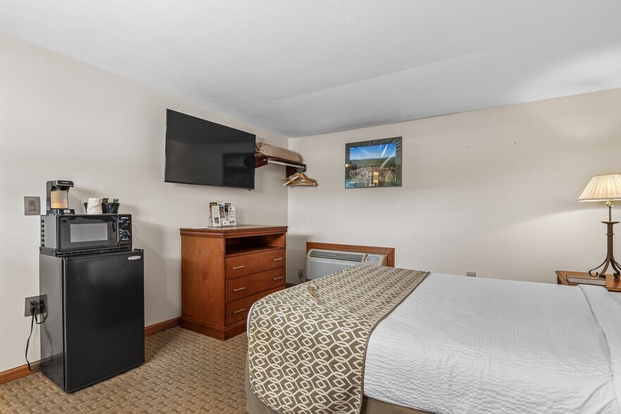 More Photos Of 310 S McCune St, Pilot Knob Hotel For Sale