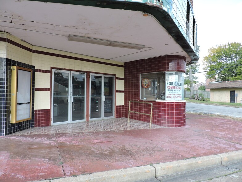 More Photos Of 113 E Polk St, Livingston Movie Theatre For Sale