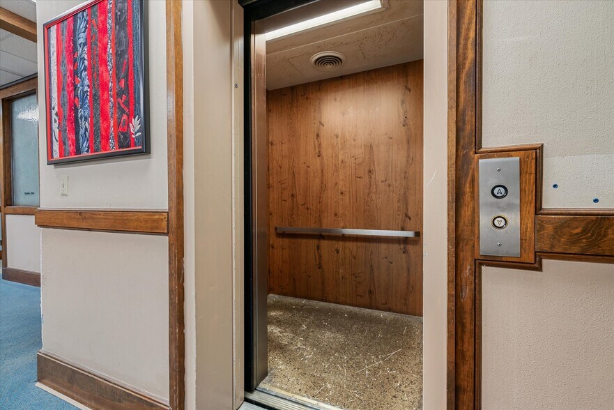 More Photos Of 102 E Moore Ave, Terrell Office For Sale