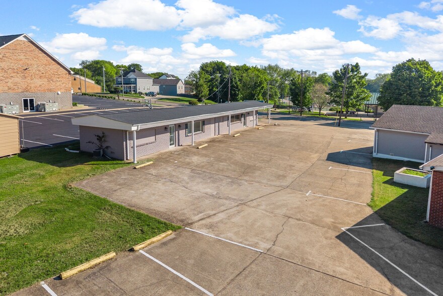 More Photos Of 124 10th St, Clarksville Flex For Sale