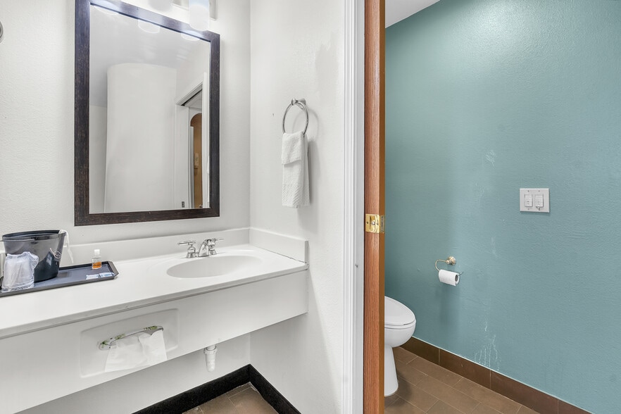 More Photos Of 220 Caravan Dr, Elkhart Hotel For Sale