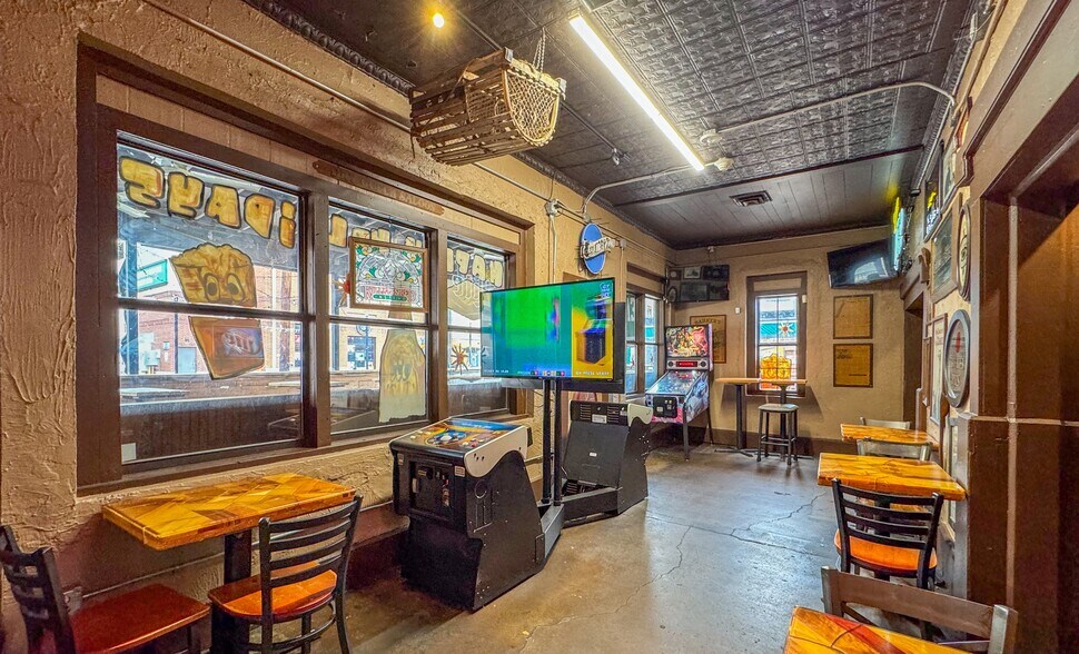 More Photos Of 1211 W Hickory St, Denton Bar For Lease
