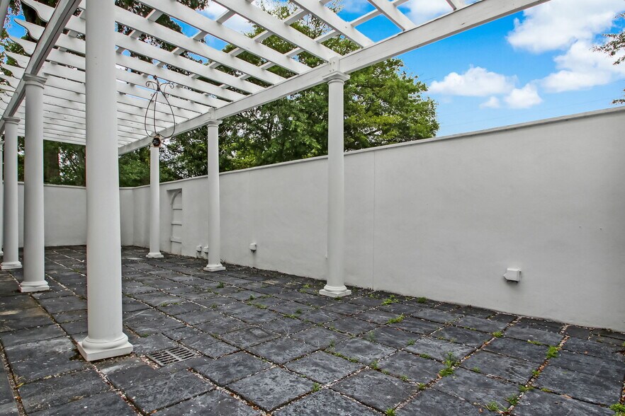 More Photos Of 422 W 43rd St, Savannah Storefront Retail Office For Sale