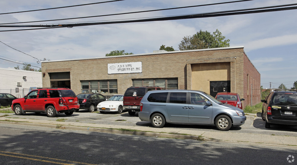 Primary Photo Of 119 Bloomingdale Rd, Hicksville Manufacturing For Sale