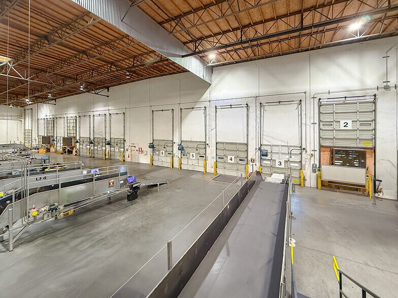 More Photos Of 16689 Schoenborn St, North Hills Warehouse For Lease