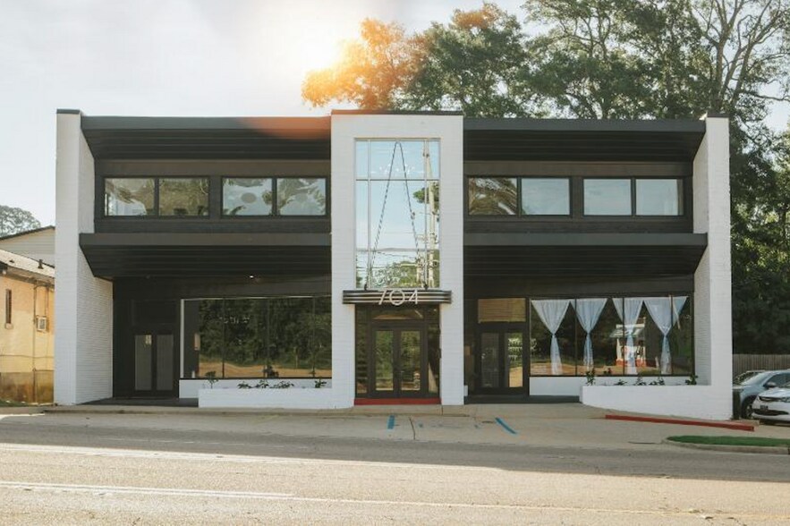 More Photos Of 704 N Gloster St, Tupelo Office For Sale