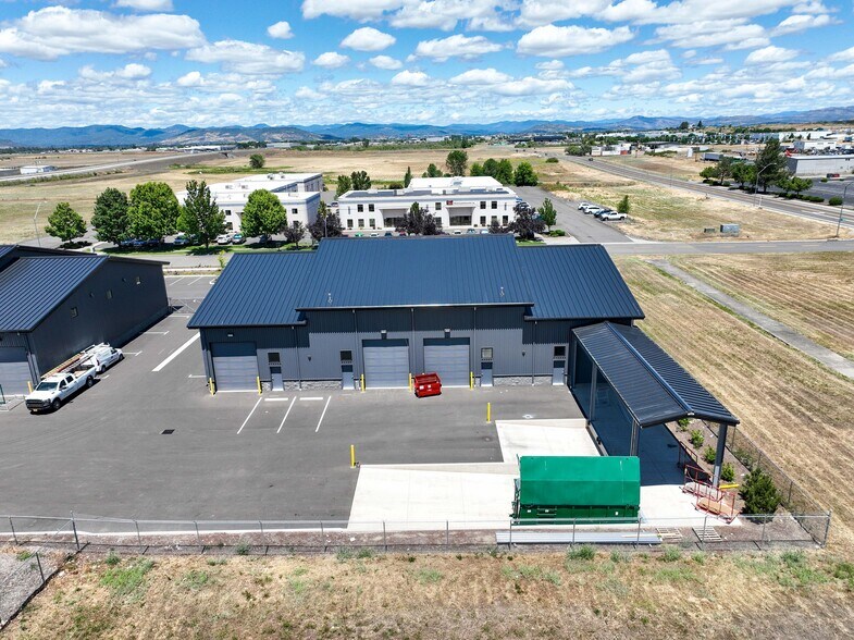 More Photos Of 2016 Commerce, Medford Showroom For Lease