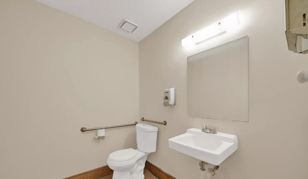 More Photos Of 209 W Barr St, Lancaster Office For Sale