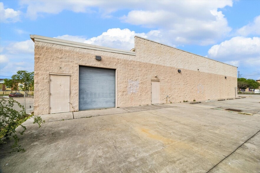 More Photos Of 5817 Antoine Dr, Houston Freestanding For Lease