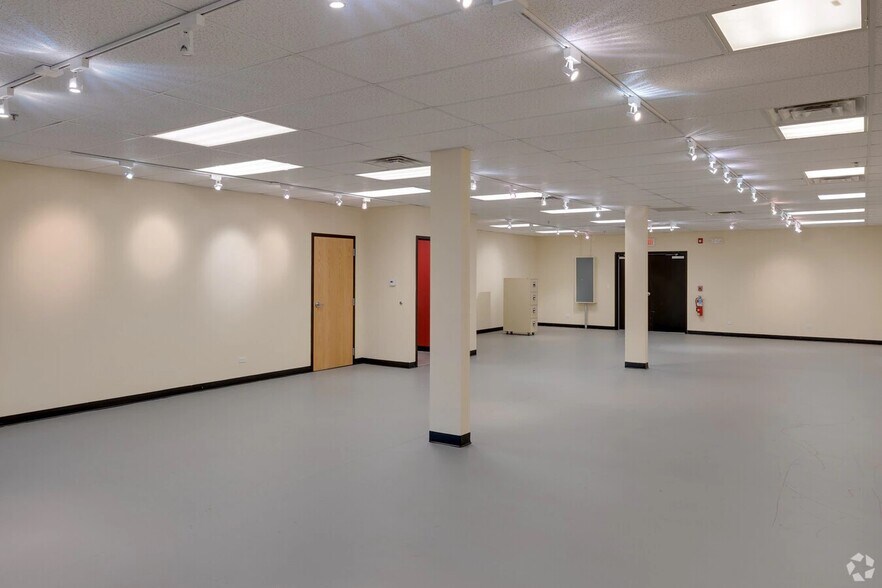 More Photos Of 2220 Ferry Rd, Naperville Showroom For Sale