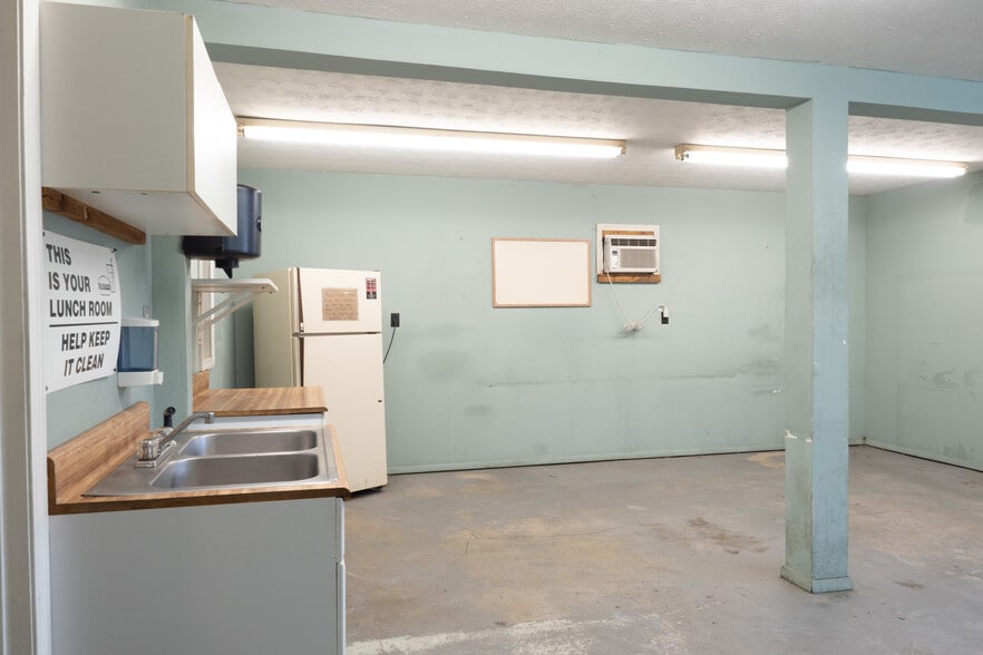 More Photos Of 10535 Highway 53 W, Talking Rock Service For Sale