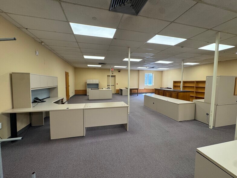 More Photos Of 40 E Simmons St, Galesburg Flex For Sale