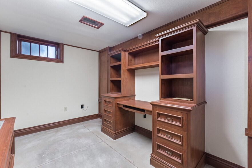 More Photos Of 324 N College Ave, Fayetteville Office For Sale