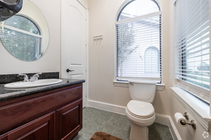 More Photos Of 12820 Willow Centre Dr, Houston Unknown For Lease